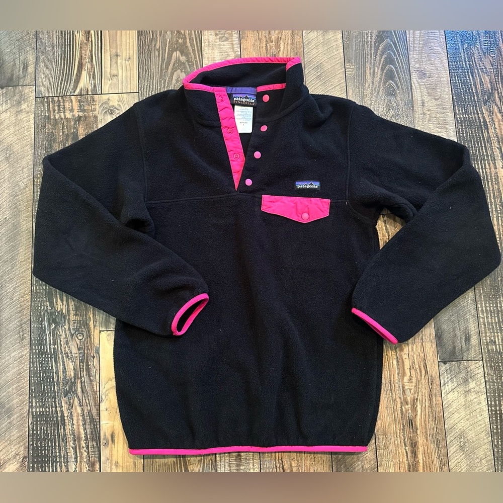 Patagonia Synchilla Fleece Pullover Women’s Small. Black and pink.